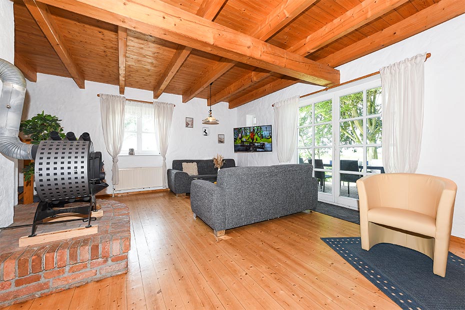 Ferienhaus „Historisches Backhaus“ - Wohnzimmer mit integriertem Küchenbereich