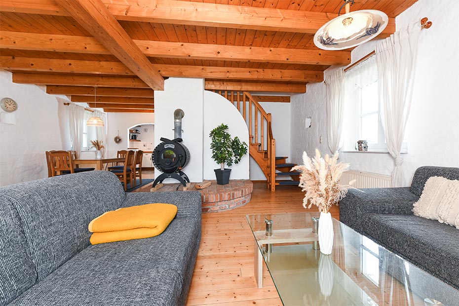 Ferienhaus „Historisches Backhaus“ - Wohnzimmer mit integriertem Küchenbereich