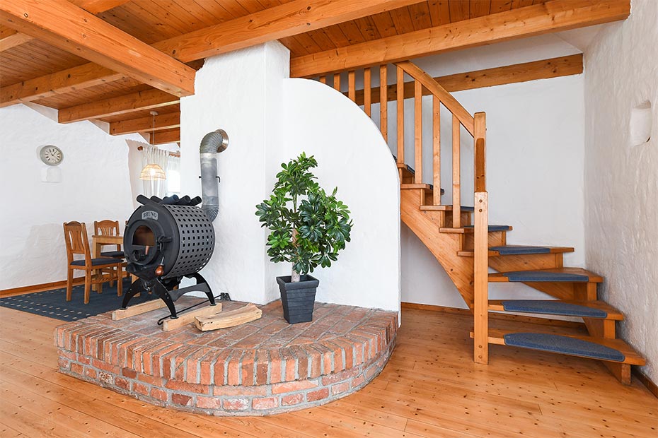 Ferienhaus „Historisches Backhaus“ - Wohnzimmer mit integriertem Küchenbereich