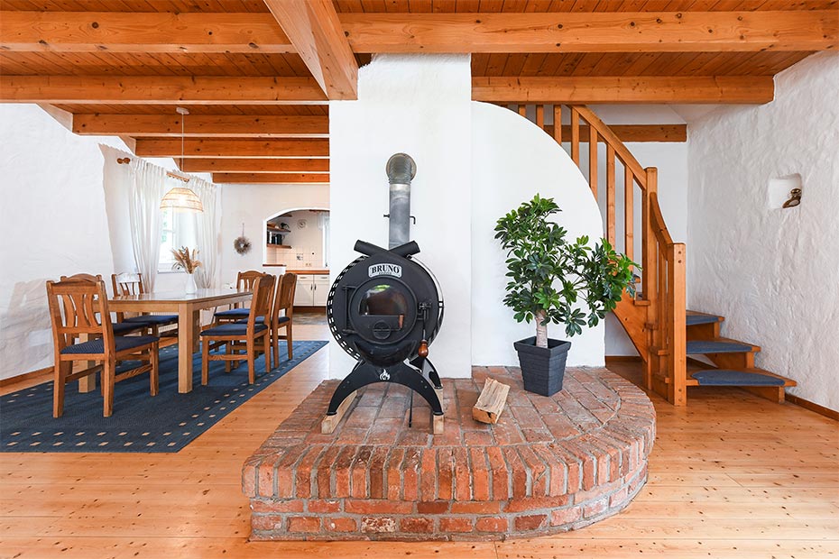 Ferienhaus „Historisches Backhaus“ - Wohnzimmer mit integriertem Küchenbereich