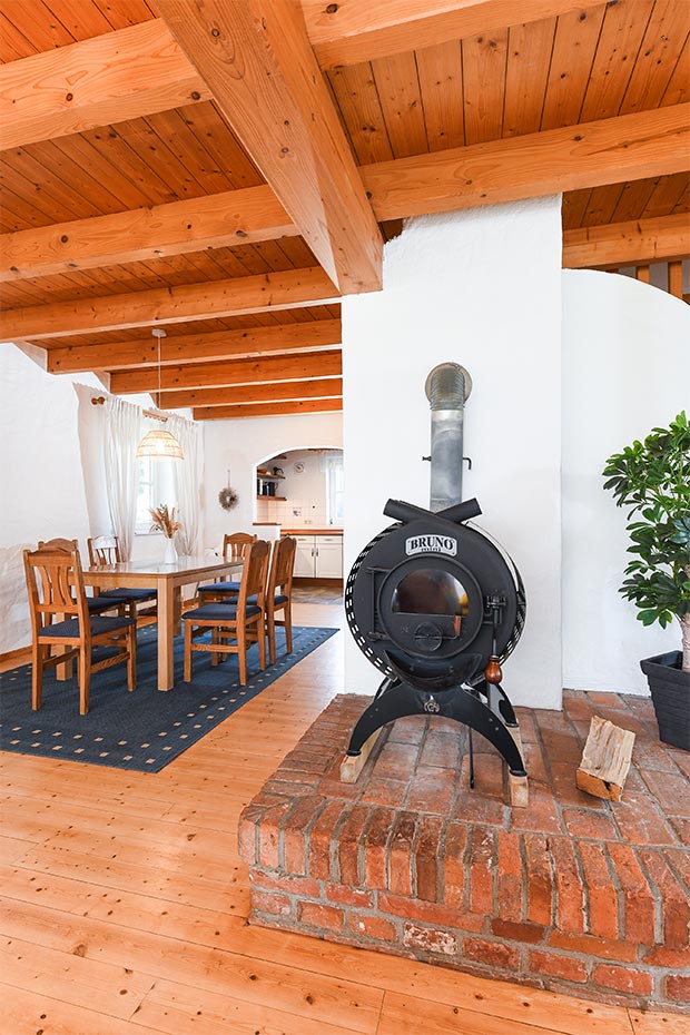 Ferienhaus „Historisches Backhaus“ - Wohnzimmer mit integriertem Küchenbereich