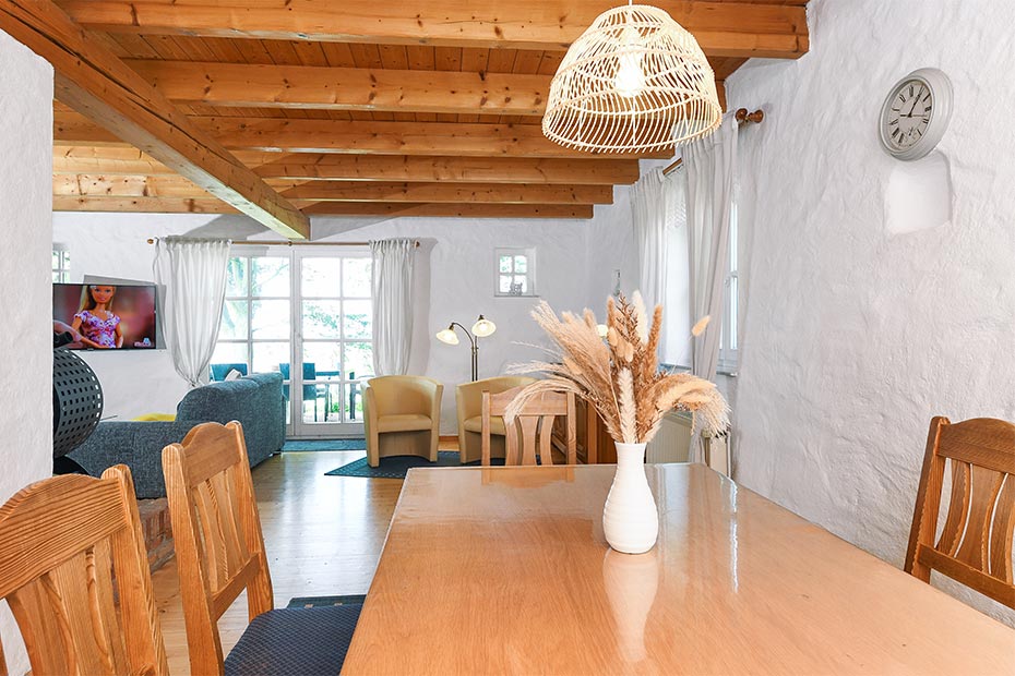 Ferienhaus „Historisches Backhaus“ - Wohnzimmer mit integriertem Küchenbereich