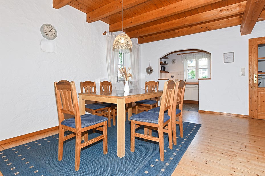 Ferienhaus „Historisches Backhaus“ - Wohnzimmer mit integriertem Küchenbereich