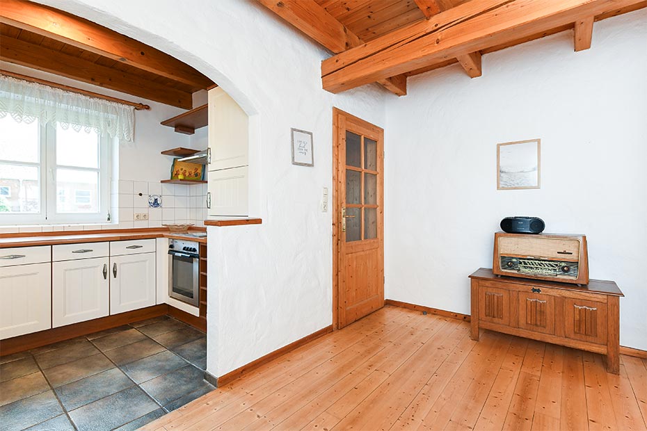 Ferienhaus „Historisches Backhaus“ - Wohnzimmer mit integriertem Küchenbereich