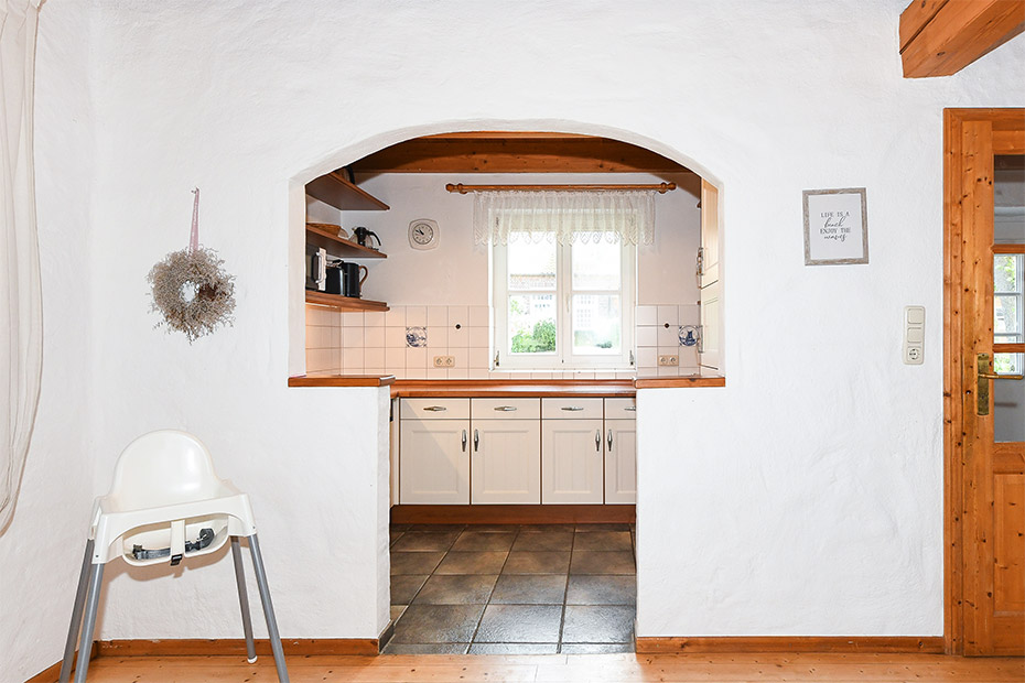 Ferienhaus „Historisches Backhaus“ - Wohnzimmer mit integriertem Küchenbereich