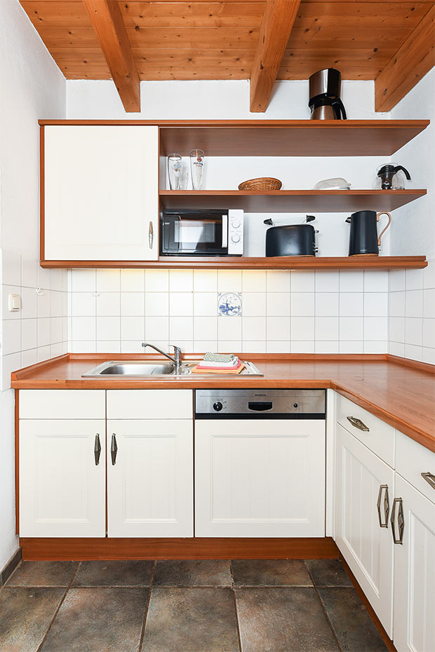 Ferienhaus „Historisches Backhaus“ - Wohnzimmer mit integriertem Küchenbereich