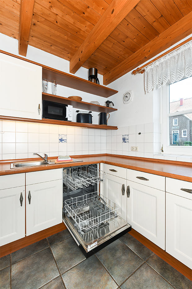 Ferienhaus „Historisches Backhaus“ - Wohnzimmer mit integriertem Küchenbereich