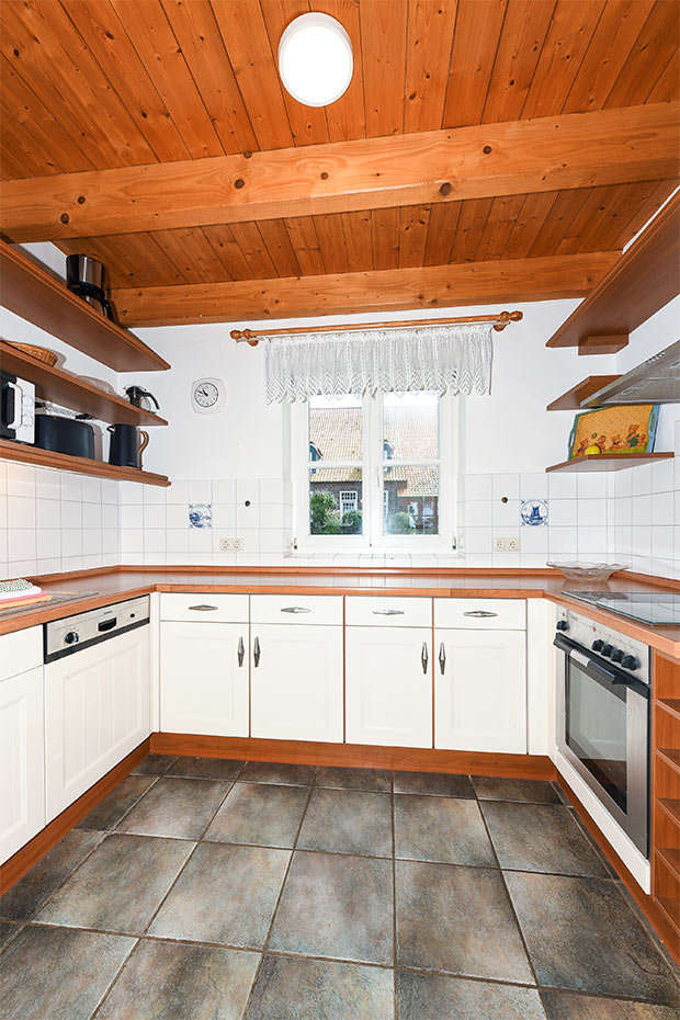 Ferienhaus „Historisches Backhaus“ - Wohnzimmer mit integriertem Küchenbereich