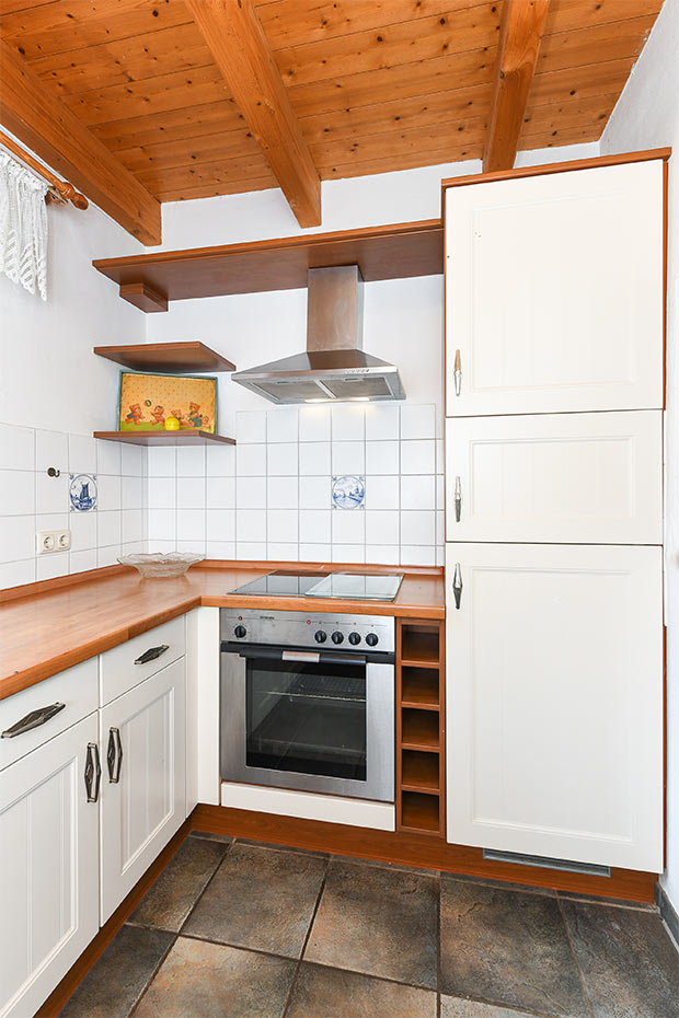 Ferienhaus „Historisches Backhaus“ - Wohnzimmer mit integriertem Küchenbereich