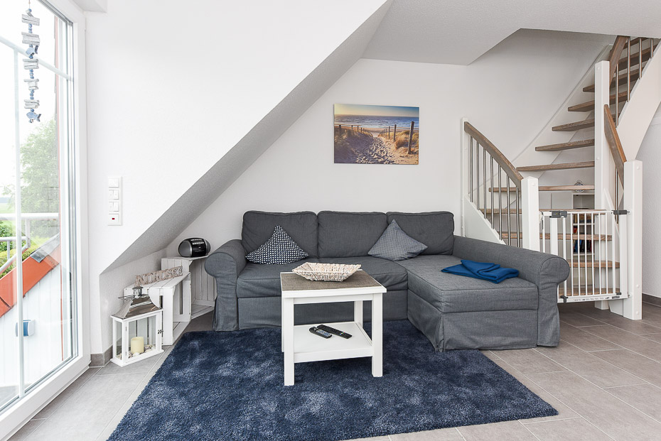 Ferienwohnung „ANKERmal“ - Wohnzimmer mit integriertem Küchenbereich