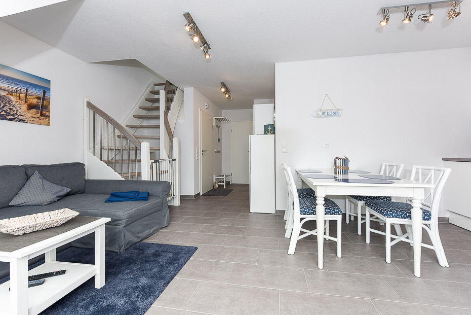 Ferienwohnung „ANKERmal“ - Wohnzimmer mit integriertem Küchenbereich