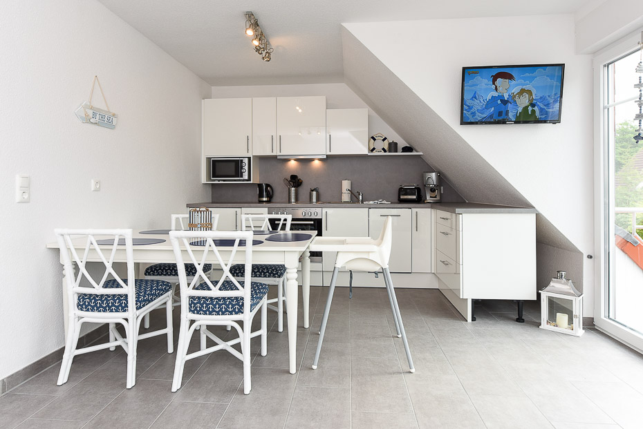 Ferienwohnung „ANKERmal“ - Wohnzimmer mit integriertem Küchenbereich