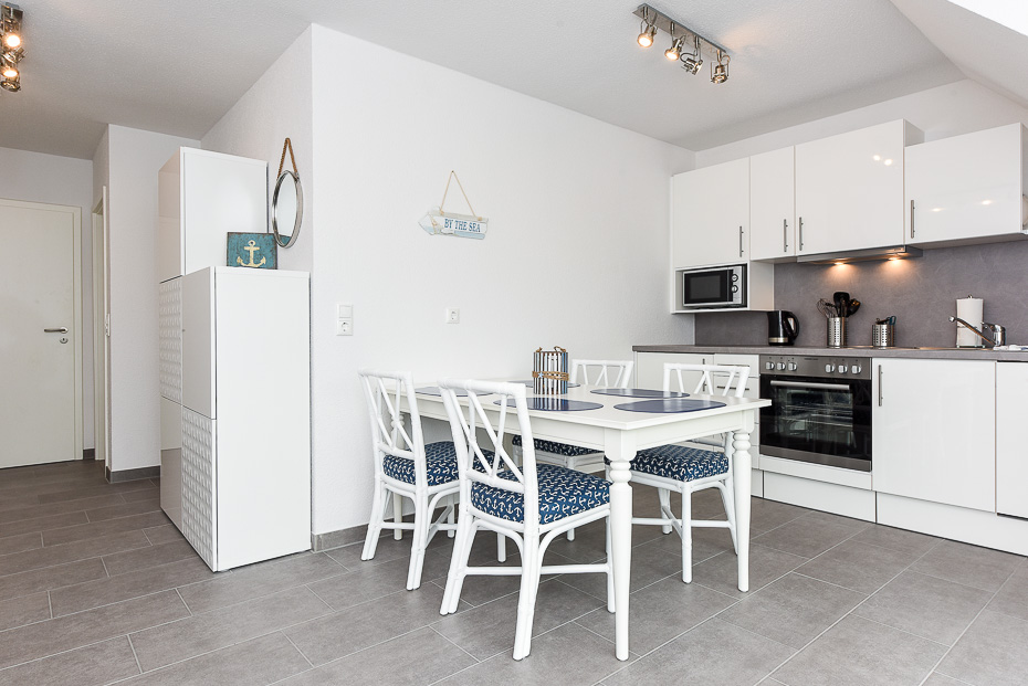 Ferienwohnung „ANKERmal“ - Wohnzimmer mit integriertem Küchenbereich