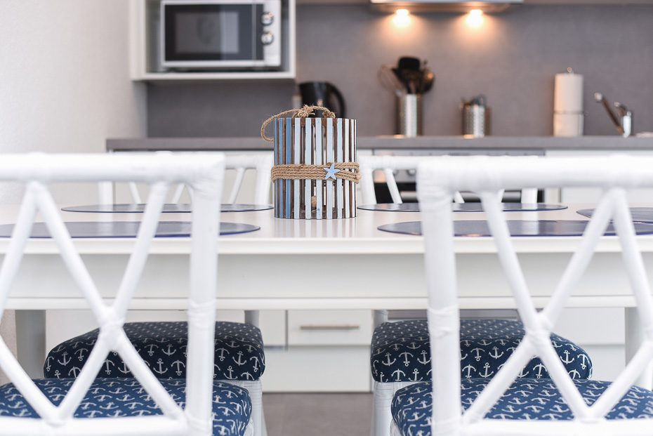 Ferienwohnung „ANKERmal“ - Wohnzimmer mit integriertem Küchenbereich