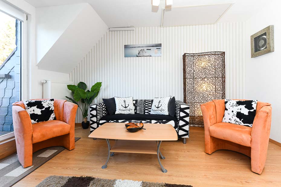 Ferienwohnung „Heimathafen“ - Wohnzimmer mit integriertem Küchenbereich