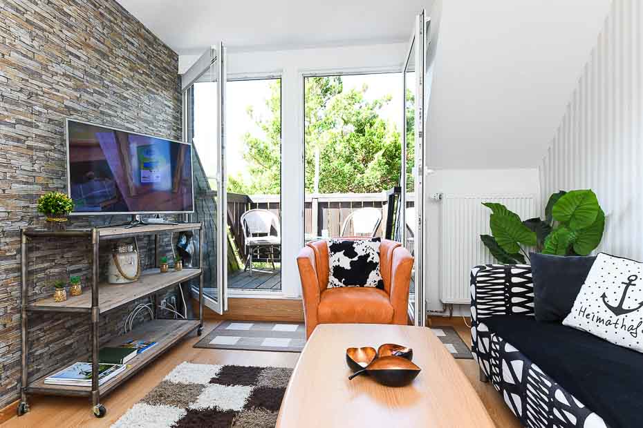 Ferienwohnung „Heimathafen“ - Wohnzimmer mit integriertem Küchenbereich