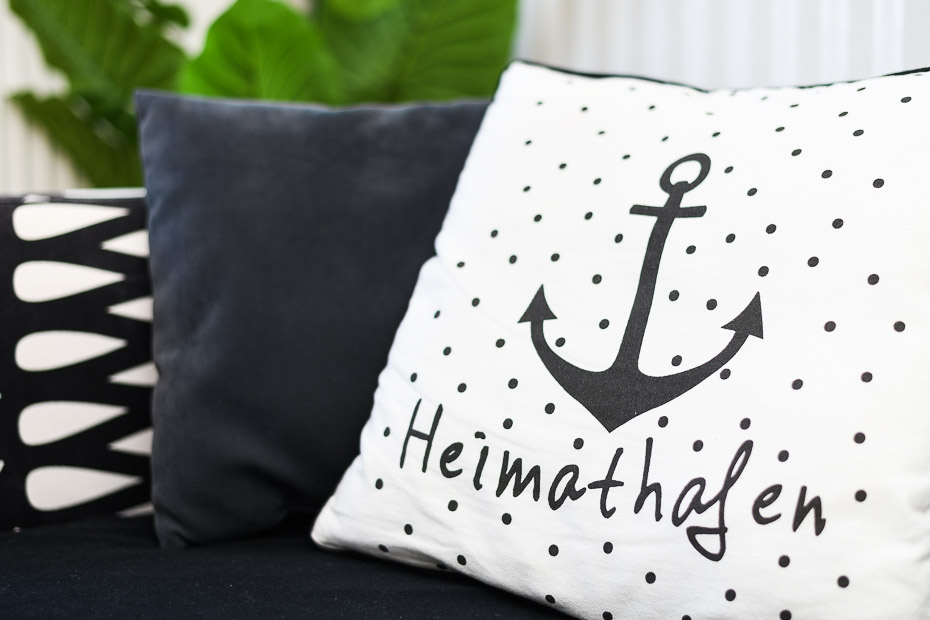 Ferienwohnung „Heimathafen“ - Wohnzimmer mit integriertem Küchenbereich