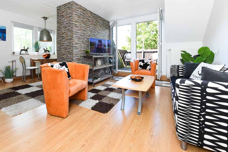 Ferienwohnung „Heimathafen“ - Wohnzimmer mit integriertem Küchenbereich