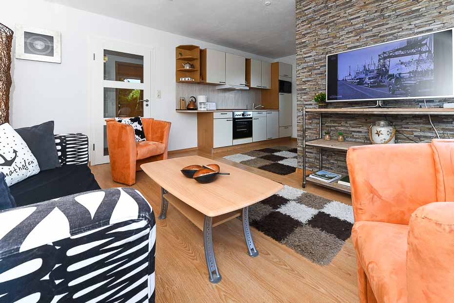 Ferienwohnung „Heimathafen“ - Wohnzimmer mit integriertem Küchenbereich