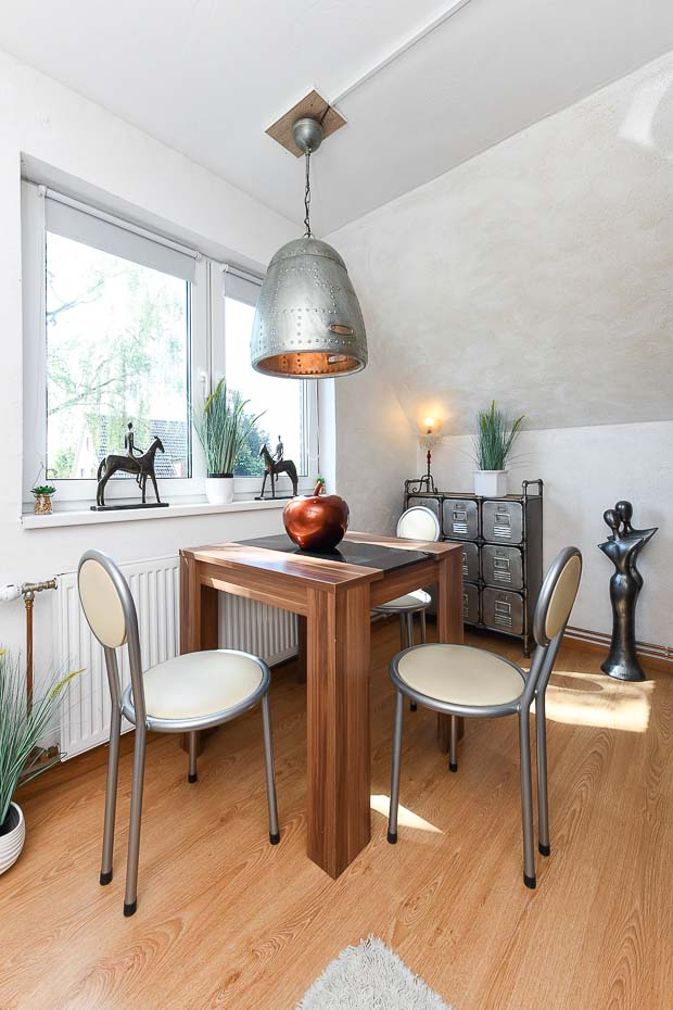 Ferienwohnung „Heimathafen“ - Wohnzimmer mit integriertem Küchenbereich