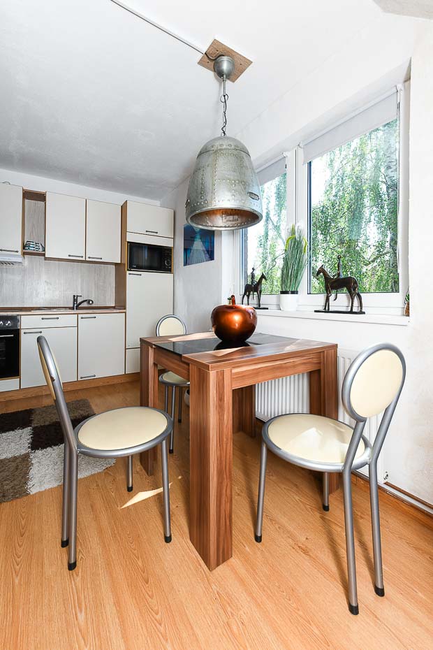 Ferienwohnung „Heimathafen“ - Wohnzimmer mit integriertem Küchenbereich