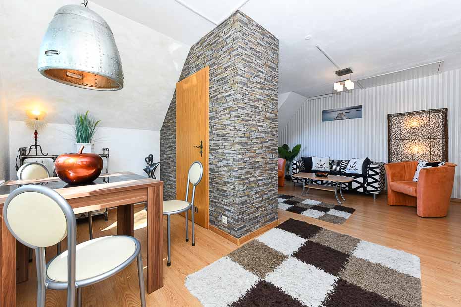 Ferienwohnung „Heimathafen“ - Wohnzimmer mit integriertem Küchenbereich