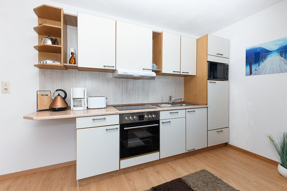 Ferienwohnung „Heimathafen“ - Wohnzimmer mit integriertem Küchenbereich