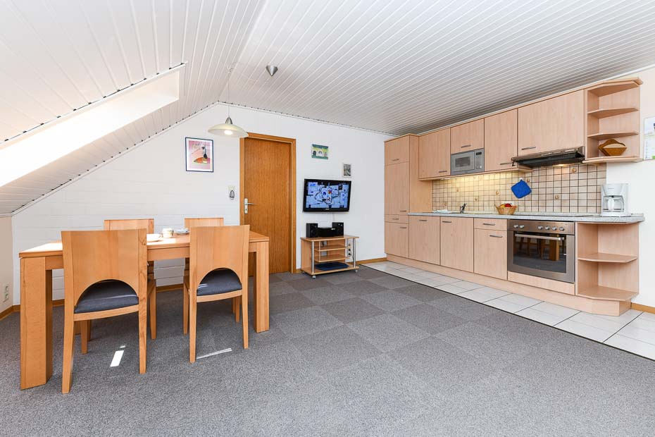 Ferienwohnung „Grön Land“ - Wohnzimmer mit integriertem Küchenbereich