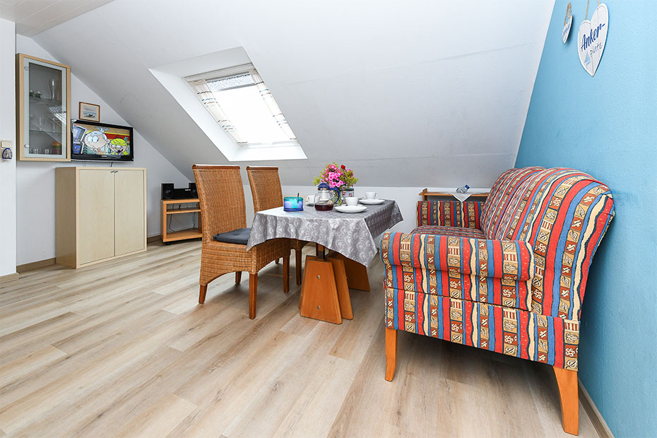 Ferienwohnung „Inselblick“ - Wohnzimmer mit integriertem Küchenbereich