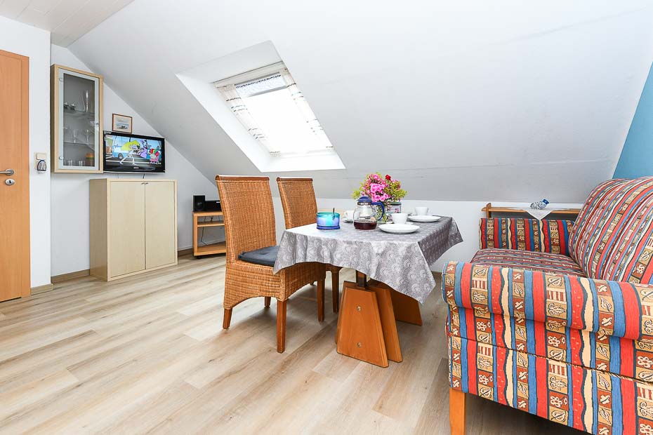 Ferienwohnung „Inselblick“ - Wohnzimmer mit integriertem Küchenbereich