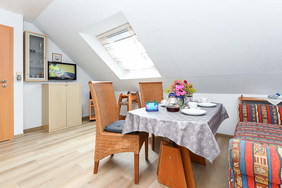 Ferienwohnung „Inselblick“ - Wohnzimmer mit integriertem Küchenbereich