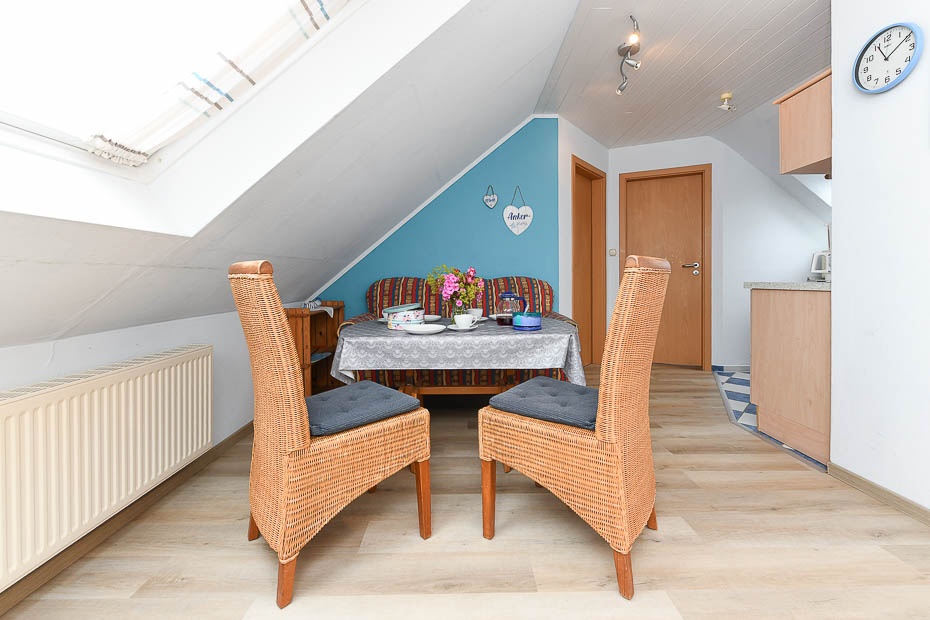 Ferienwohnung „Inselblick“ - Wohnzimmer mit integriertem Küchenbereich