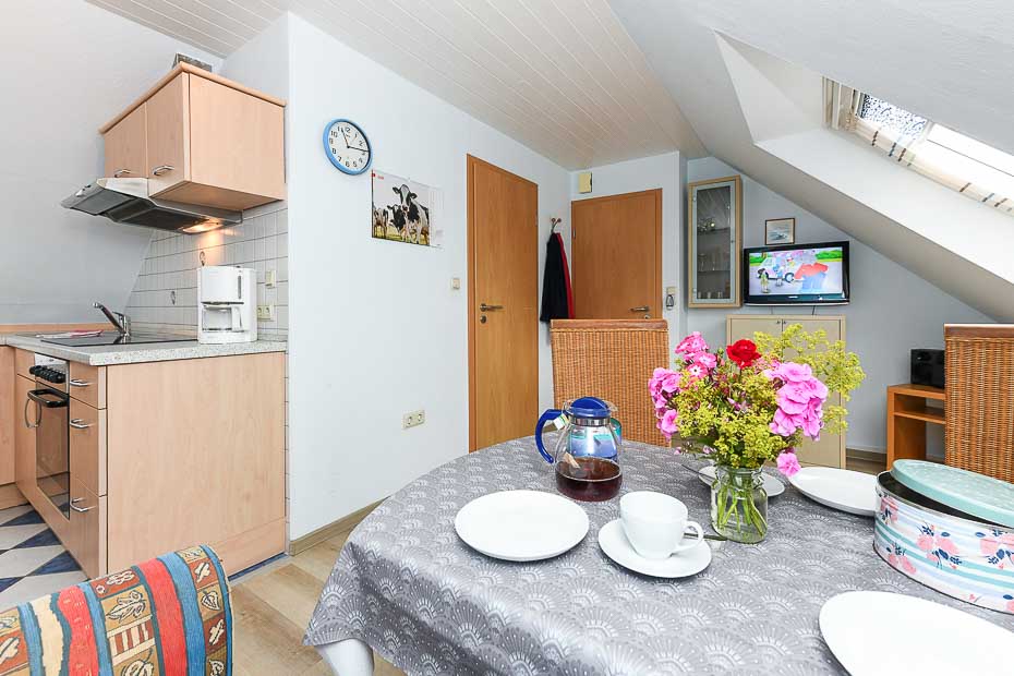 Ferienwohnung „Inselblick“ - Wohnzimmer mit integriertem Küchenbereich