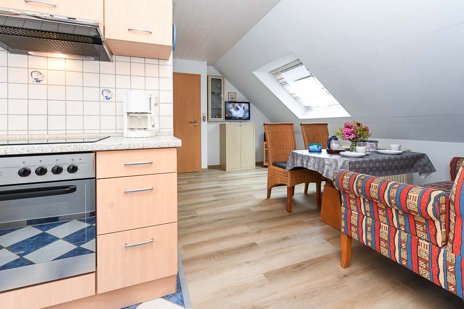 Ferienwohnung „Inselblick“ - Wohnzimmer mit integriertem Küchenbereich