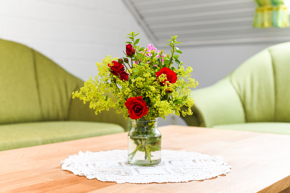 Ferienwohnung „Seediek“ - Wohnzimmer mit integriertem Küchenbereich