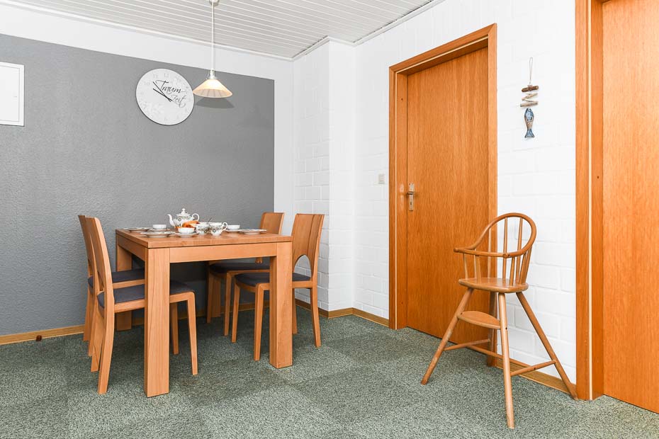Ferienwohnung „Seediek“ - Wohnzimmer mit integriertem Küchenbereich