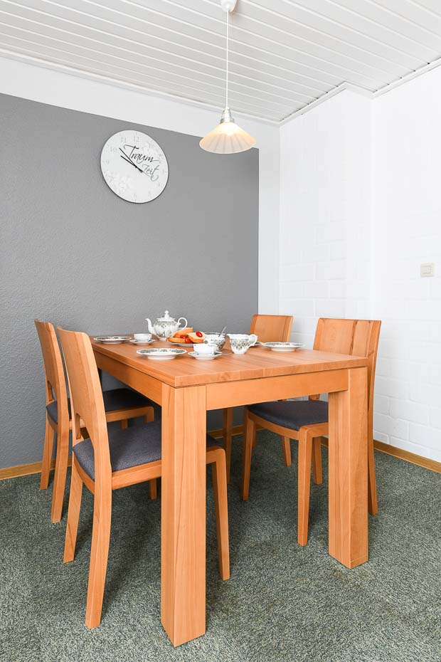 Ferienwohnung „Seediek“ - Wohnzimmer mit integriertem Küchenbereich
