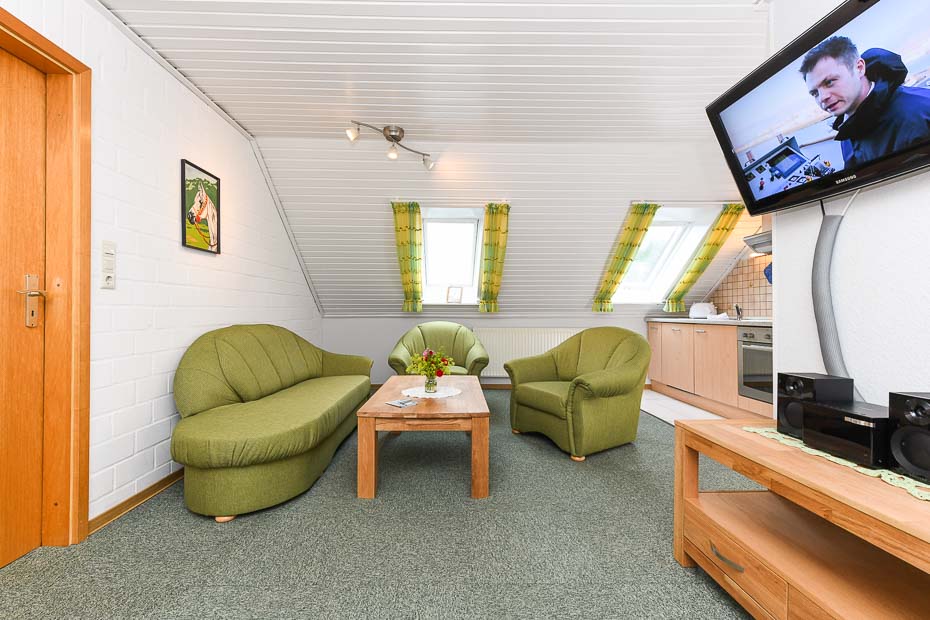 Ferienwohnung „Seediek“ - Wohnzimmer mit integriertem Küchenbereich