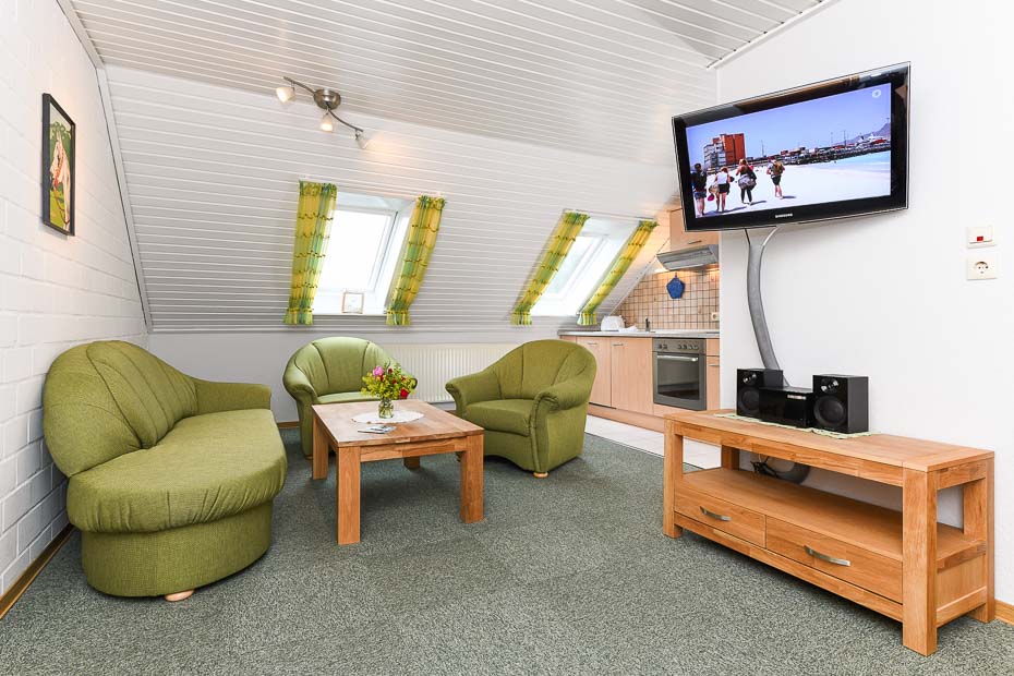 Ferienwohnung „Seediek“ - Wohnzimmer mit integriertem Küchenbereich