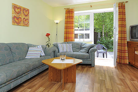 Ferienwohnung „Deich“ - Wohnzimmer mit integriertem Küchenbereich