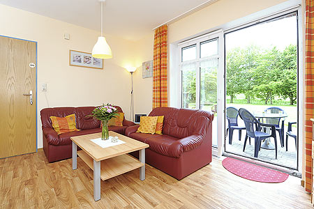 Ferienwohnung „Flut“ - Wohnzimmer mit integriertem Küchenbereich