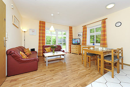 Ferienwohnung „Flut“ - Wohnzimmer mit integriertem Küchenbereich