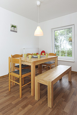 Ferienwohnung „Leuchtturm“ - Wohnzimmer mit integriertem Küchenbereich