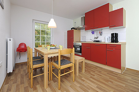 Ferienwohnung „Leuchtturm“ - Wohnzimmer mit integriertem Küchenbereich