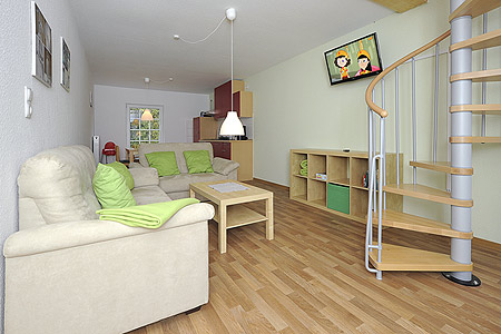 Ferienwohnung „Leuchtturm“ - Wohnzimmer mit integriertem Küchenbereich