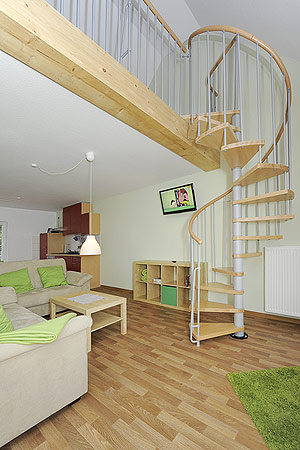 Ferienwohnung „Leuchtturm“ - Wohnzimmer mit integriertem Küchenbereich