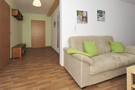 Ferienwohnung „Leuchtturm“ - Wohnzimmer mit integriertem Küchenbereich