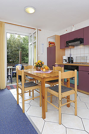 Ferienwohnung „Meer“ - Wohnzimmer mit integriertem Küchenbereich