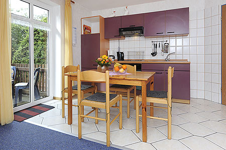 Ferienwohnung „Meer“ - Wohnzimmer mit integriertem Küchenbereich