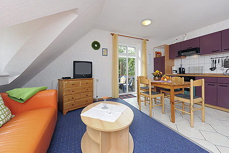 Ferienwohnung „Meer“ - Wohnzimmer mit integriertem Küchenbereich